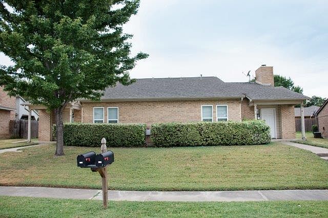 1st image of 2818 Meadow Park Dr