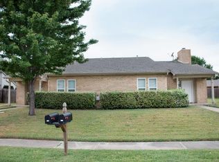 2818 Meadow Park Dr, Bedford, TX 76021