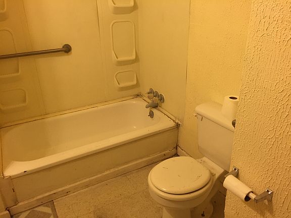 4th image of 204 S Hackberry St