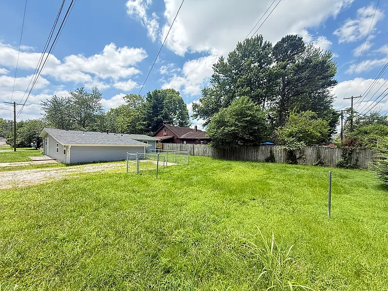 1477 E Lindberg St — Photo 16