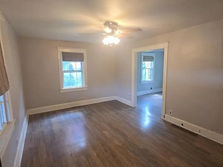 323 Irwin St — Photo 2