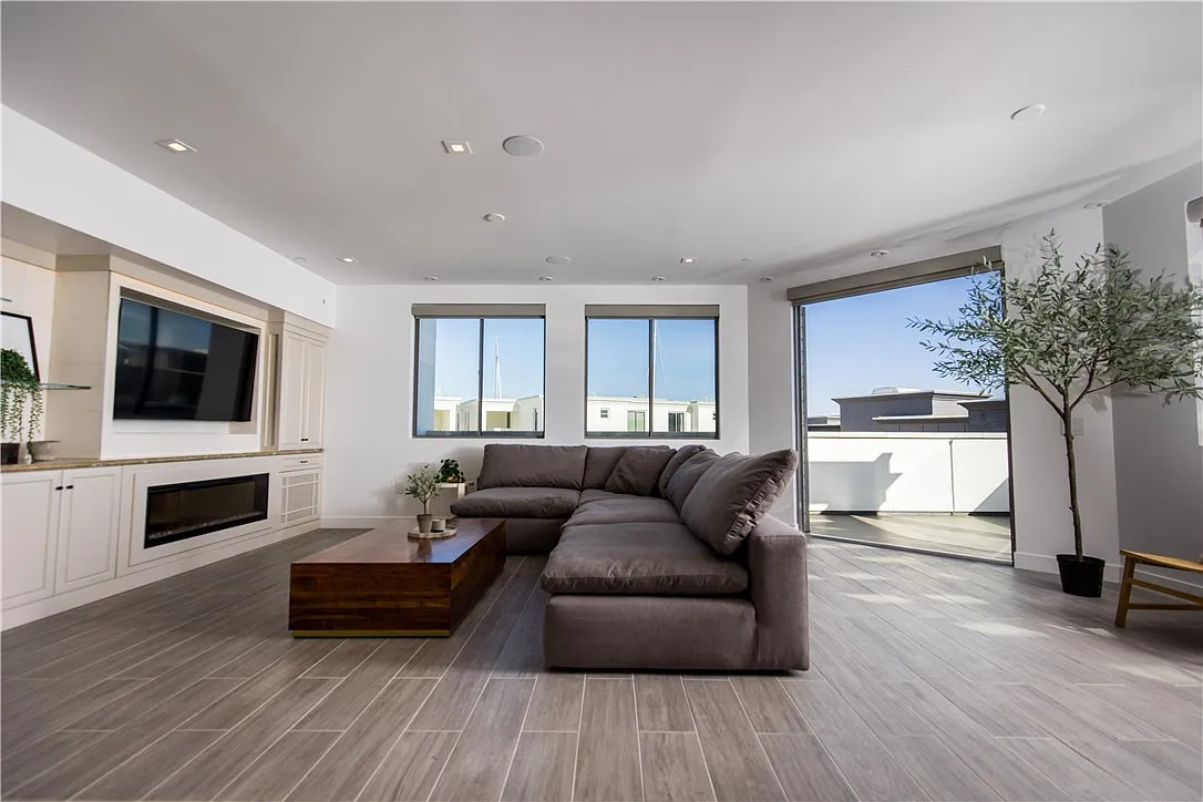 2 bed, 2.5 bath, 2976 sqft, $13,000 — Photo 3