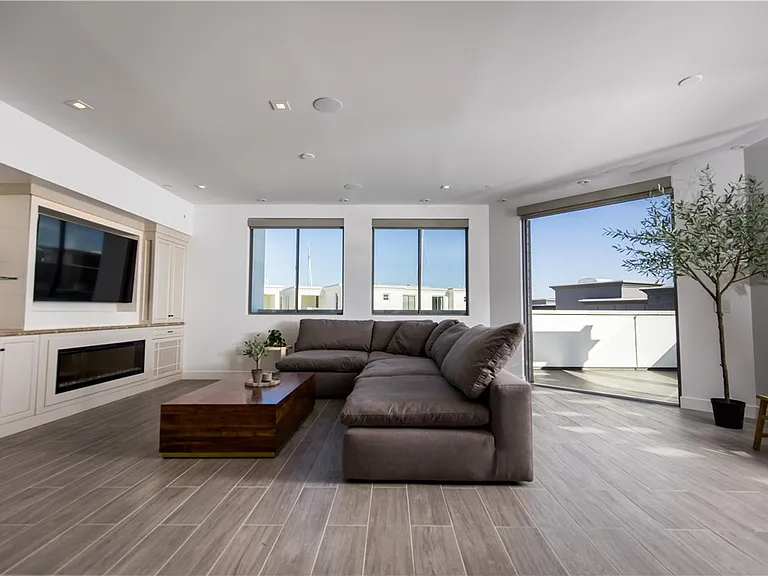 2210 Newport Blvd #302 — Photo 3
