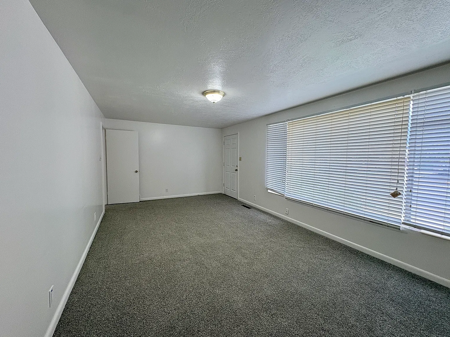 4 bed, 2200 sqft, $2,150 — Photo 2