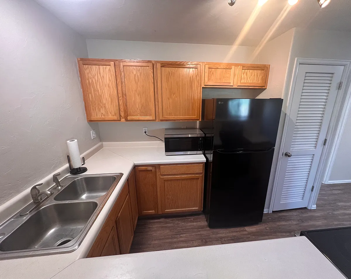 Building Photo - 385 Sunnyside Cir #D