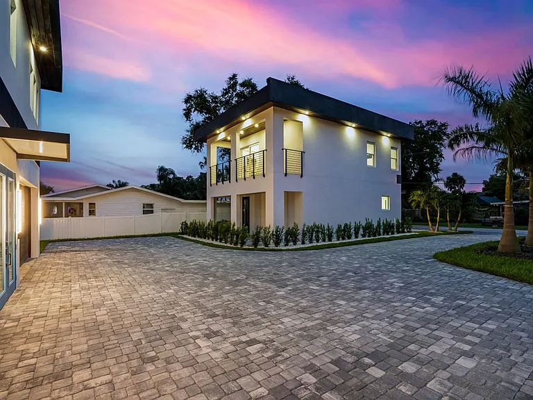 711 Tropical Dr — Photo 4