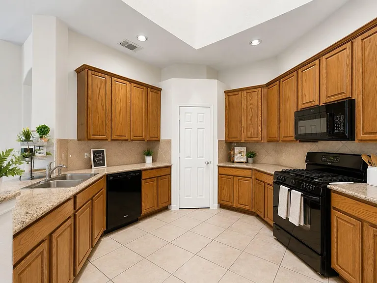 19910 Sternwood Manor Dr — Photo 4