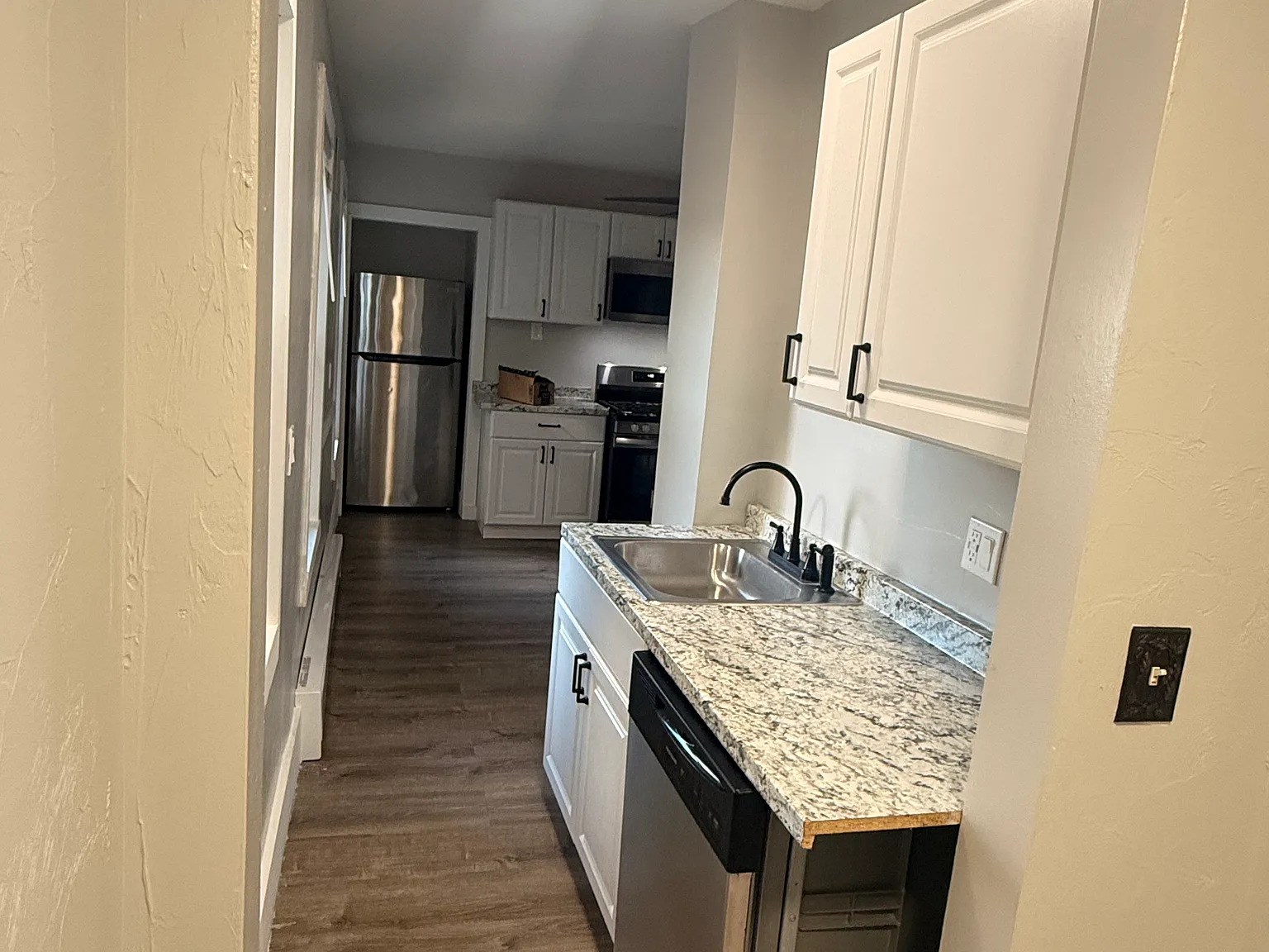 3 bed, 2500 sqft, $2,400 — Photo 3
