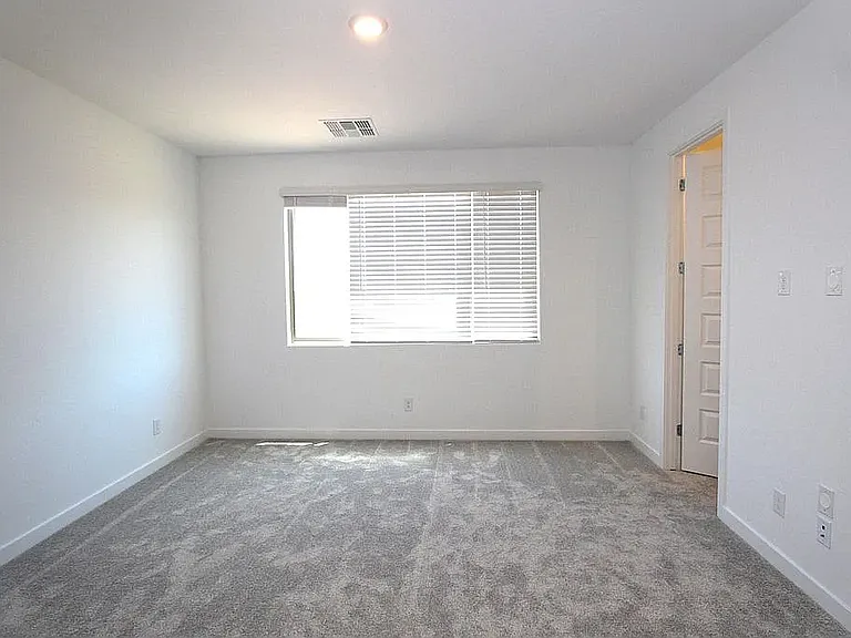 4427 N 94th Dr — Photo 26