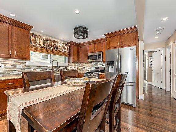 5th image of 16734 Lakewood Dr