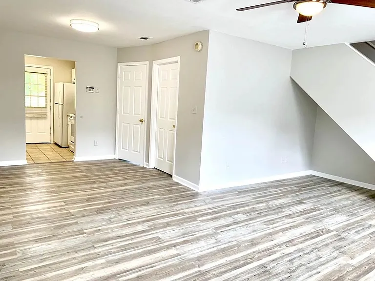 2208 Timberwood Cir S — Photo 10