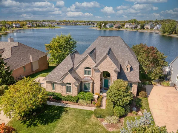 587 Eastlake Trl, Oxford, MI 48371