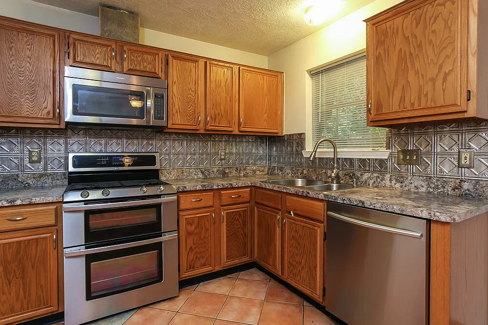 3 bed, 2.0 bath, 1923 sqft, $1,950 — Photo 2