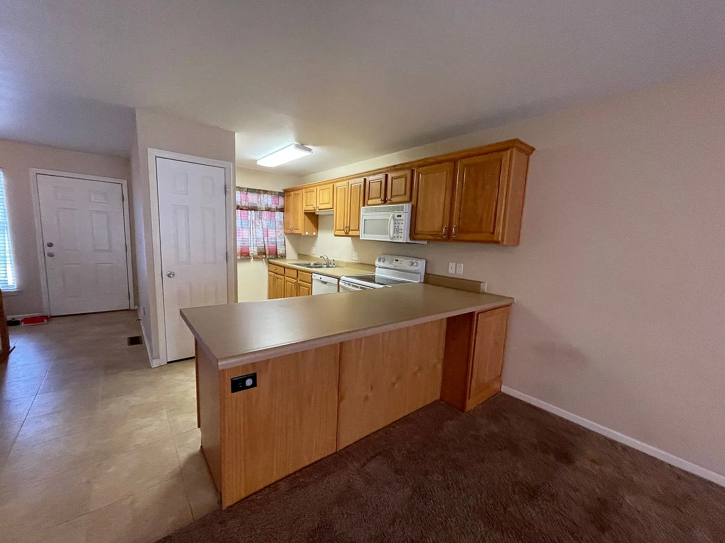 Close To Fort Riley! Large Master Suite — Photo 2