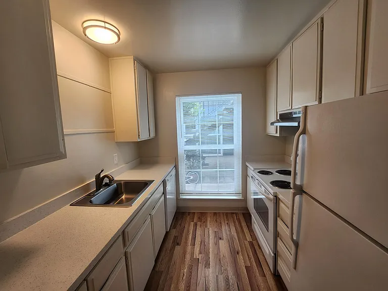 1931 California St #9 — Photo 18