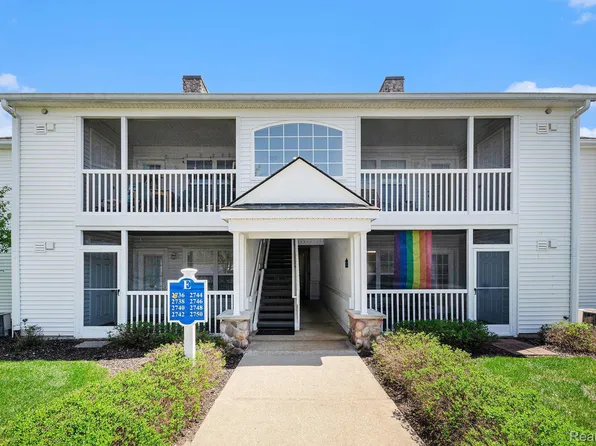 2748 S Knightsbridge Cir, Ann Arbor, MI 48105