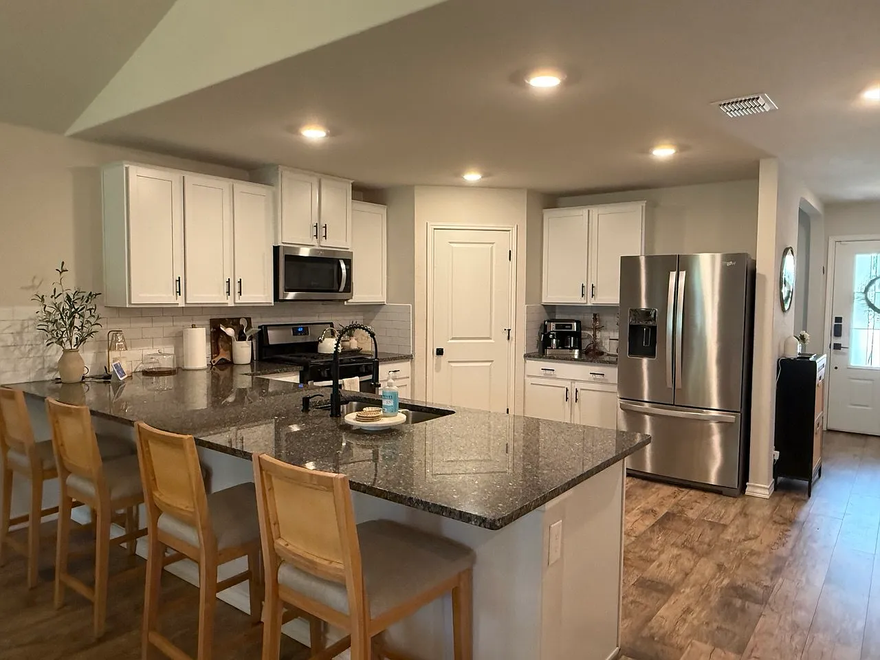4 bed, 2323 sqft, $2,450 — Photo 4