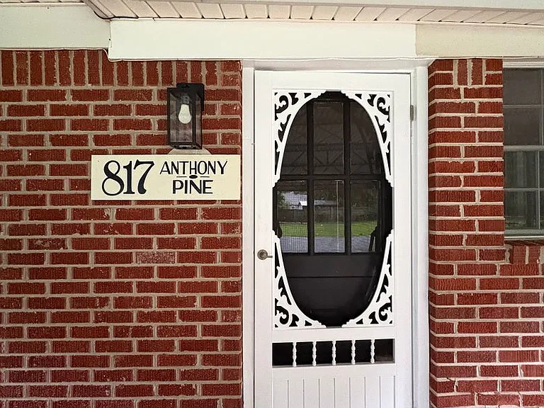 817 Anthony St — Photo 4
