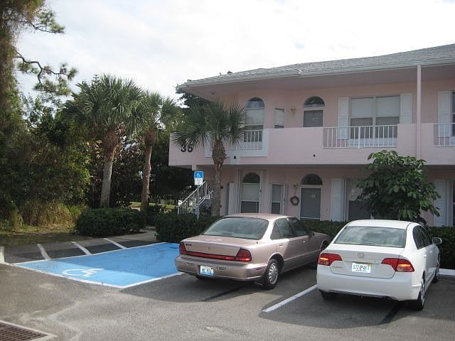 GREAT END UNIT OVERLOOKS GOLF COURSE