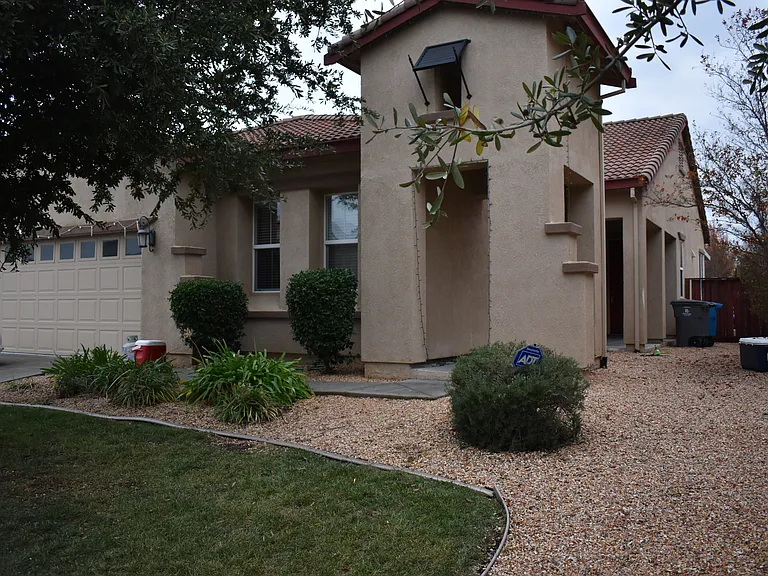 513 Canterbury Cir — Photo 2
