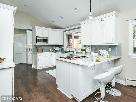 peninsula w pendant lighting