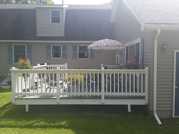 Large beautiful back deck!