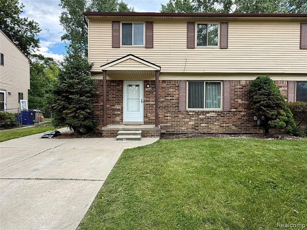 3 bed, 1.5 bath, 1365 sqft, $1,900 — Photo 2
