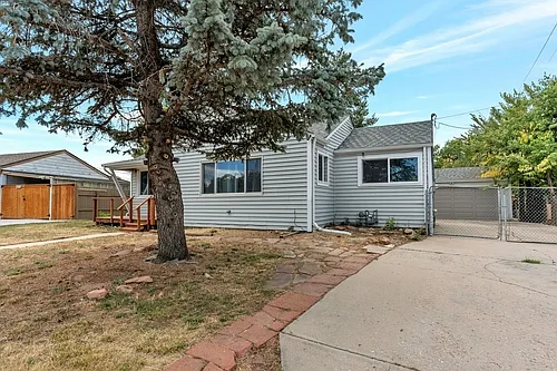Beautifully Updated Three Bedroom House in Aurora at Burns Aurora 4th Flg — Photo 1