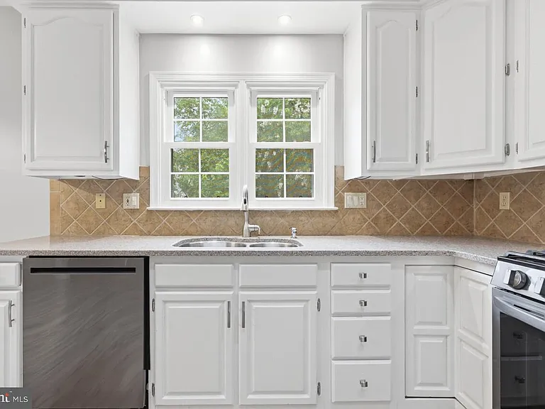 7035 Kings Manor Dr — Photo 17