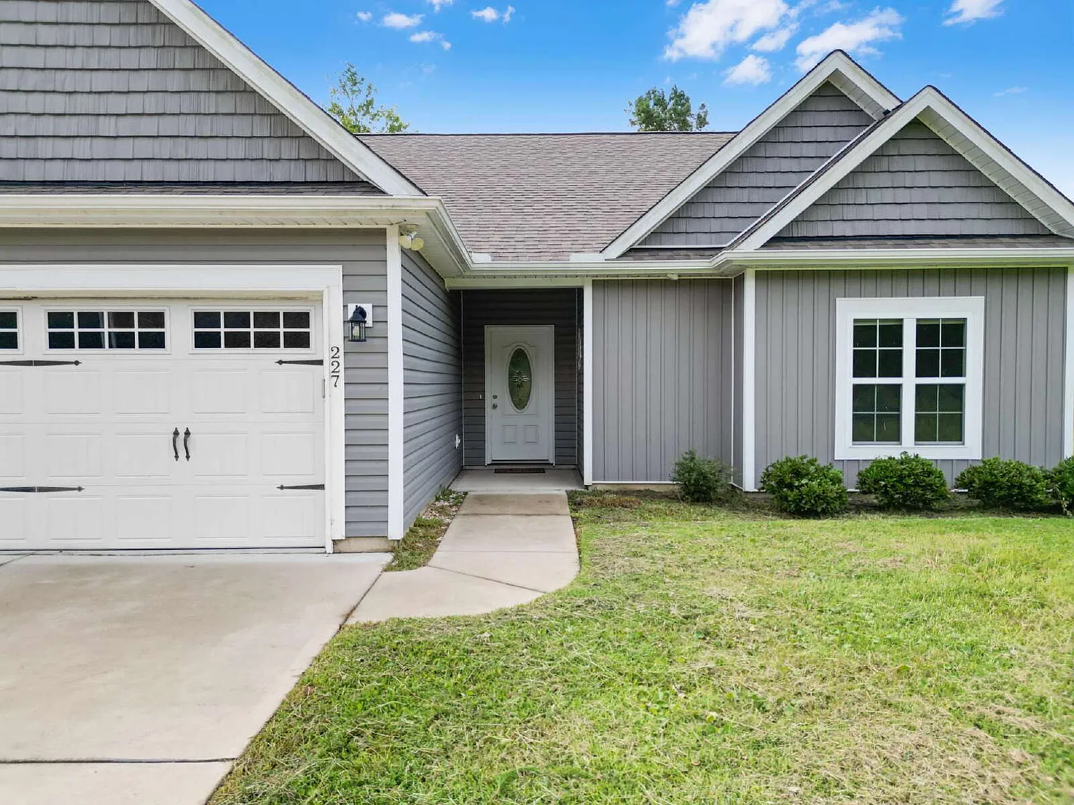 3 bed, 2.0 bath, 1389 sqft, $1,900 — Photo 3