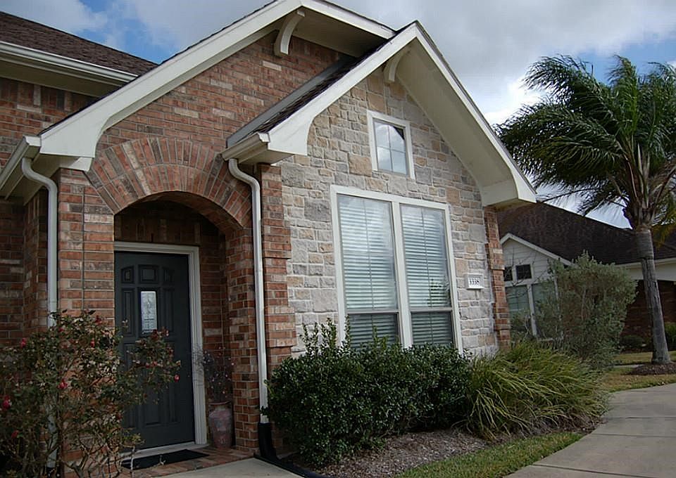 Font of home overlooks the golf course and lakes
