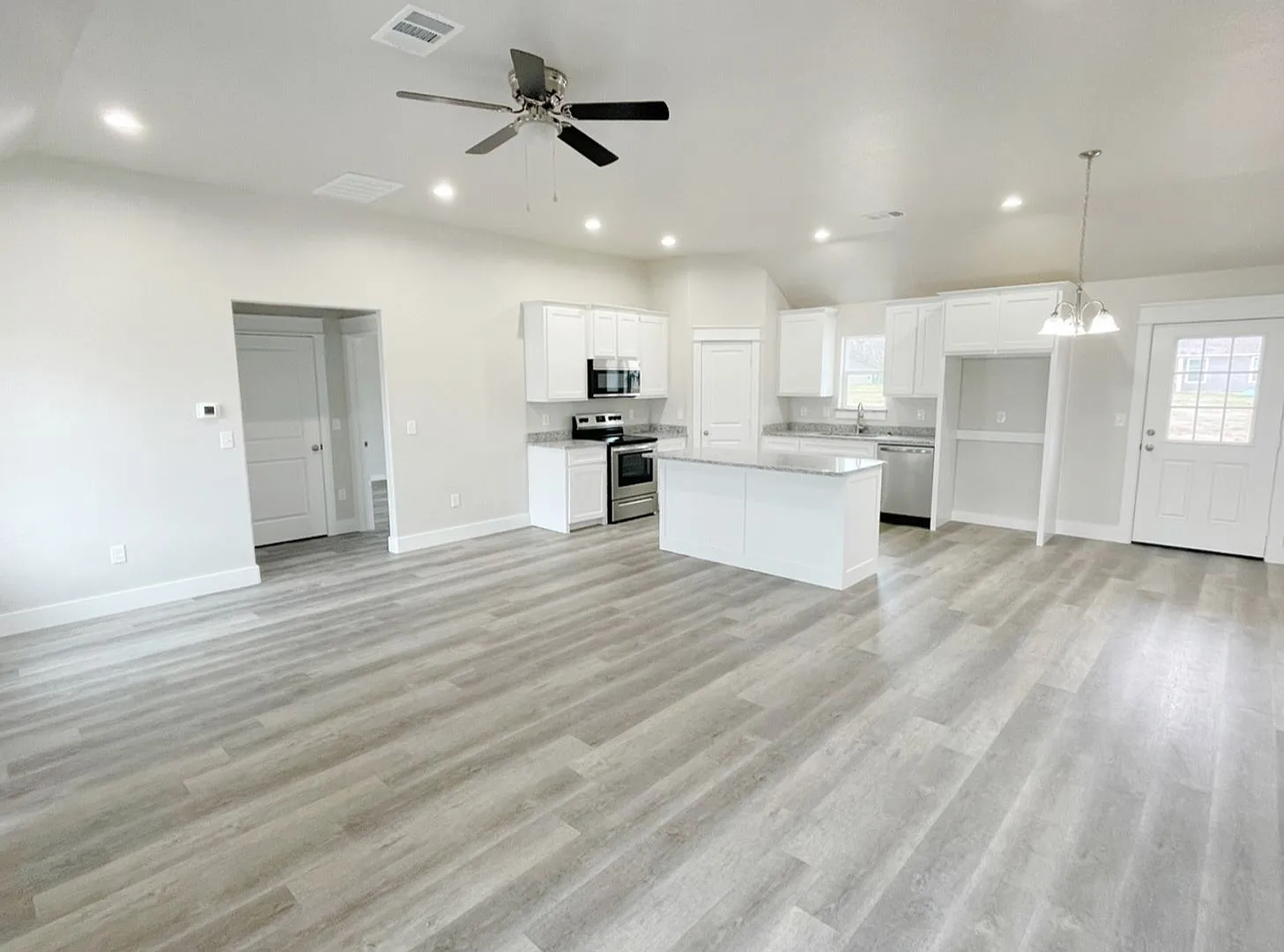 Gorgeous 3 Bedroom 2 Bath Home — Photo 3