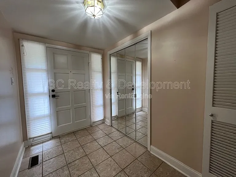 1540 Edgefield Ln — Photo 11