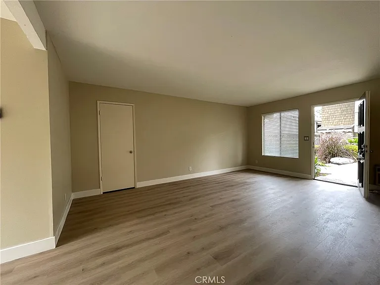 61 Streamwood #61 — Photo 14