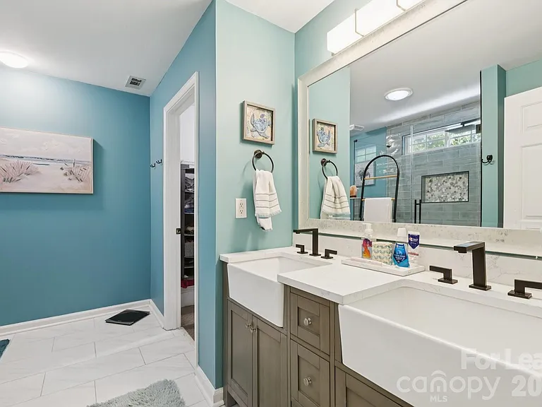 6037 Queens Walk Ct — Photo 21