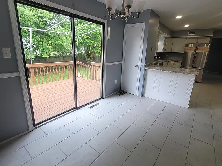 SUNROOM NEXT TO THE OPEN KITCHEN