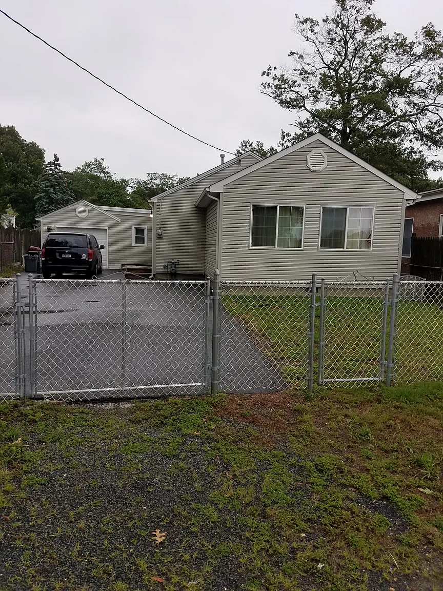 302 Lakeside Dr N photo 1