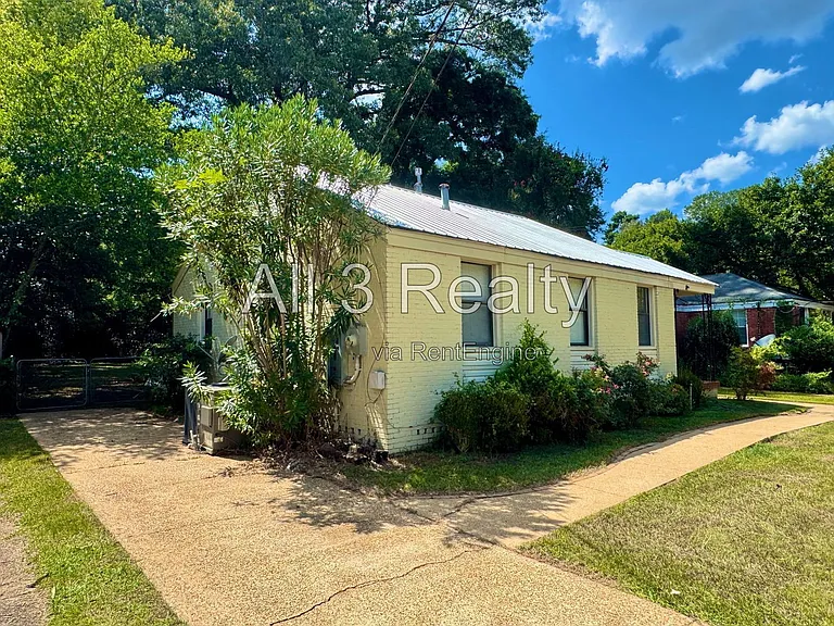 208 Bradley Dr — Photo 2