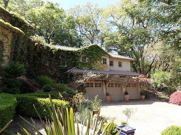 Oak Arbor Front Court Yard