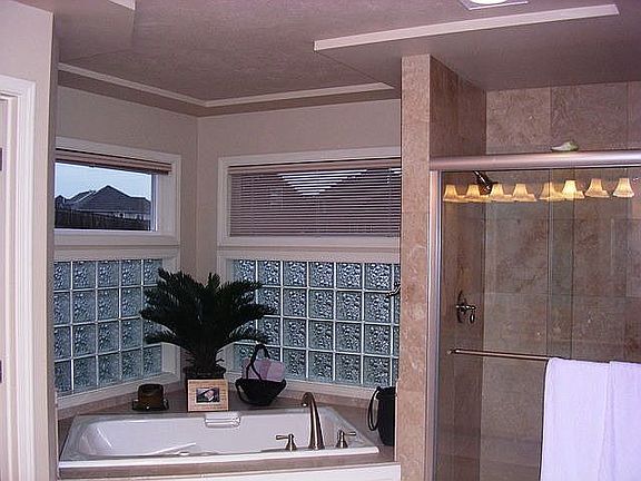 Large Masterbath with walk-in closet