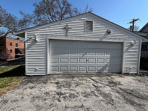 2nd image of 695 N Jefferson St