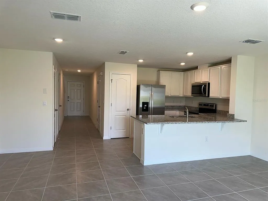 3 bed, 2.5 bath, 1463 sqft, $2,100 — Photo 3