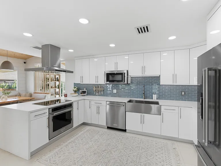 2210 NE 3rd Ave — Photo 27