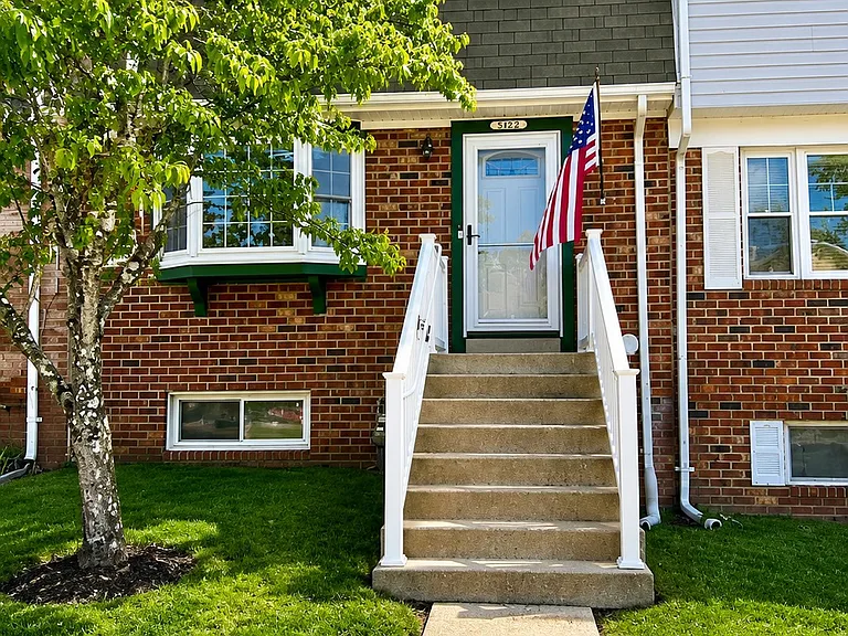 1012 James Madison Cir — Photo 2