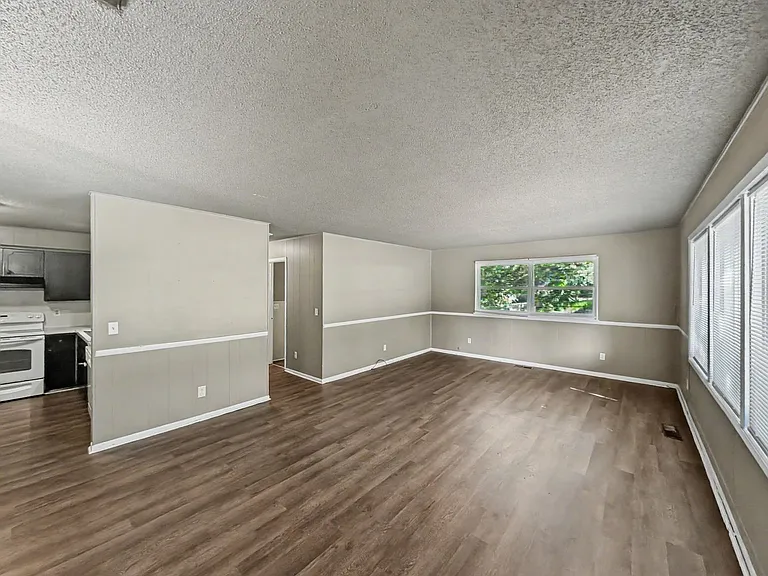 16 Evesham Ln — Photo 2
