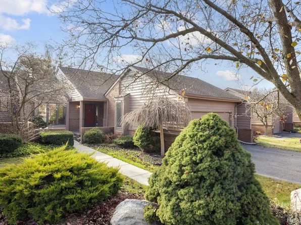 35557 Lark Harbor Ct, Farmington, MI 48335