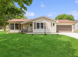 1431 Hiawatha Ln, Camanche, IA 52730