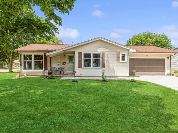 1431 Hiawatha Ln, Camanche, IA 52730
