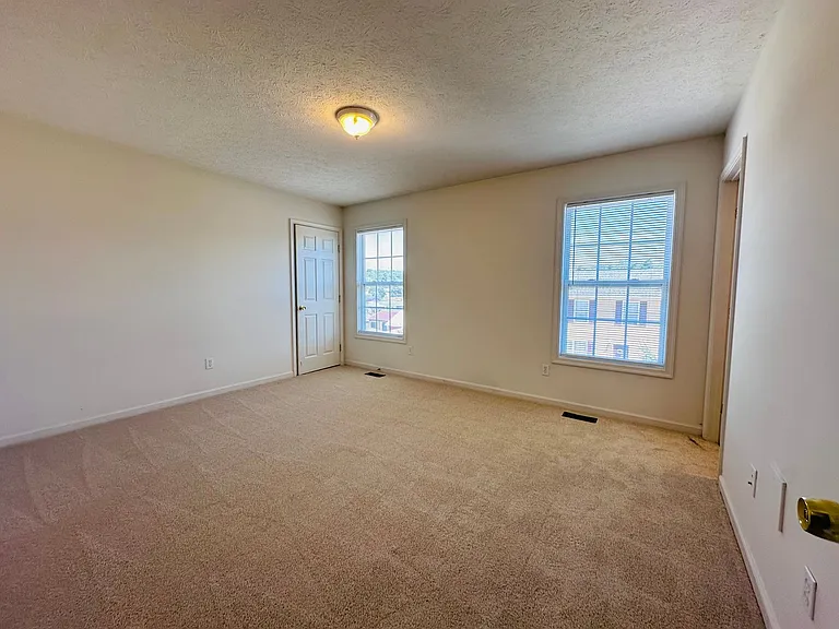 35 Station Ln NE — Photo 9