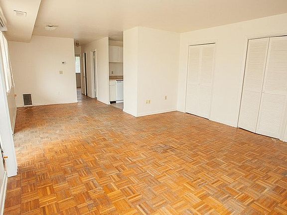 2nd image of 204 Governors Ln APT 3